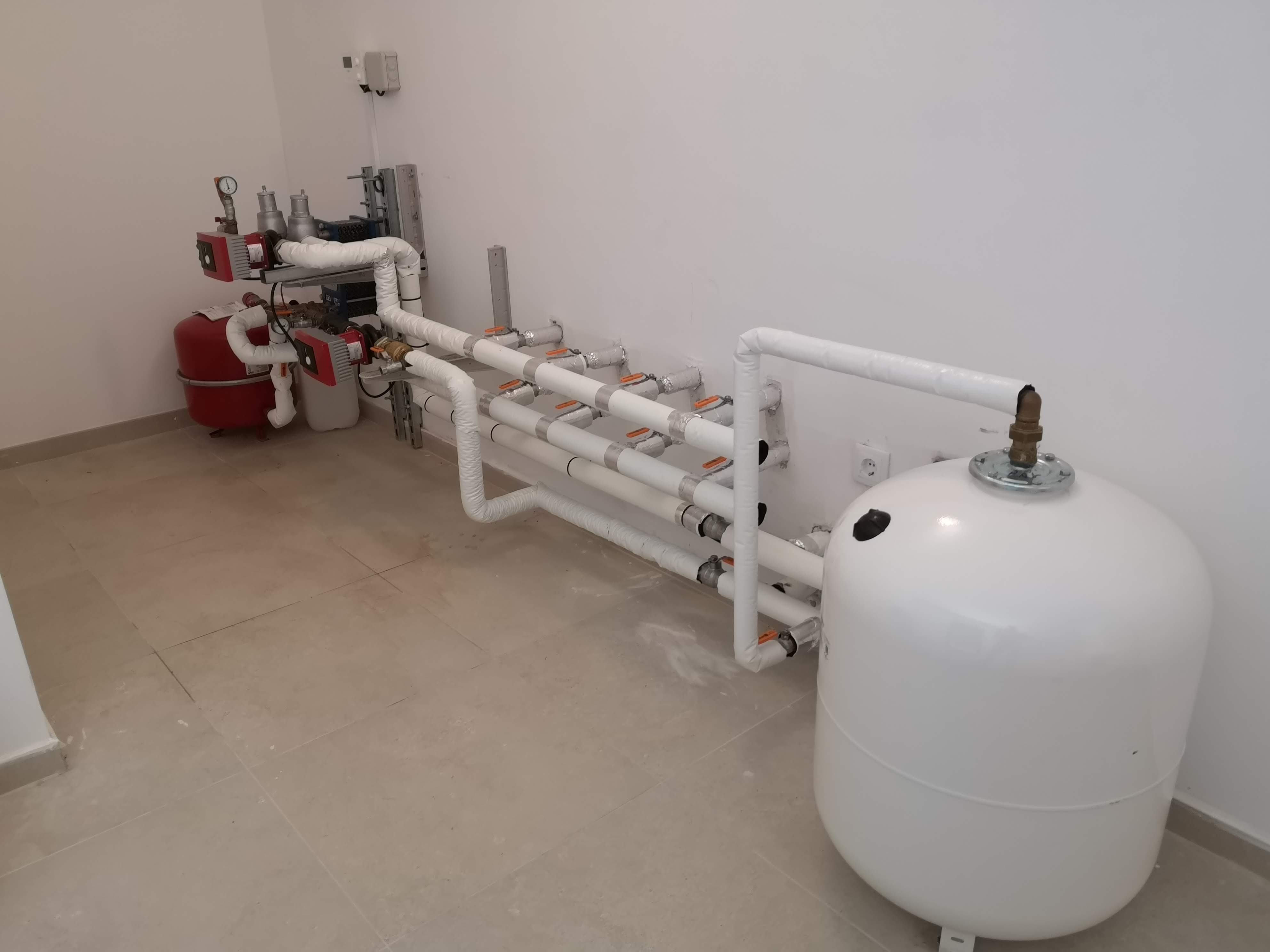 Tubagem e coletor em parede técnica