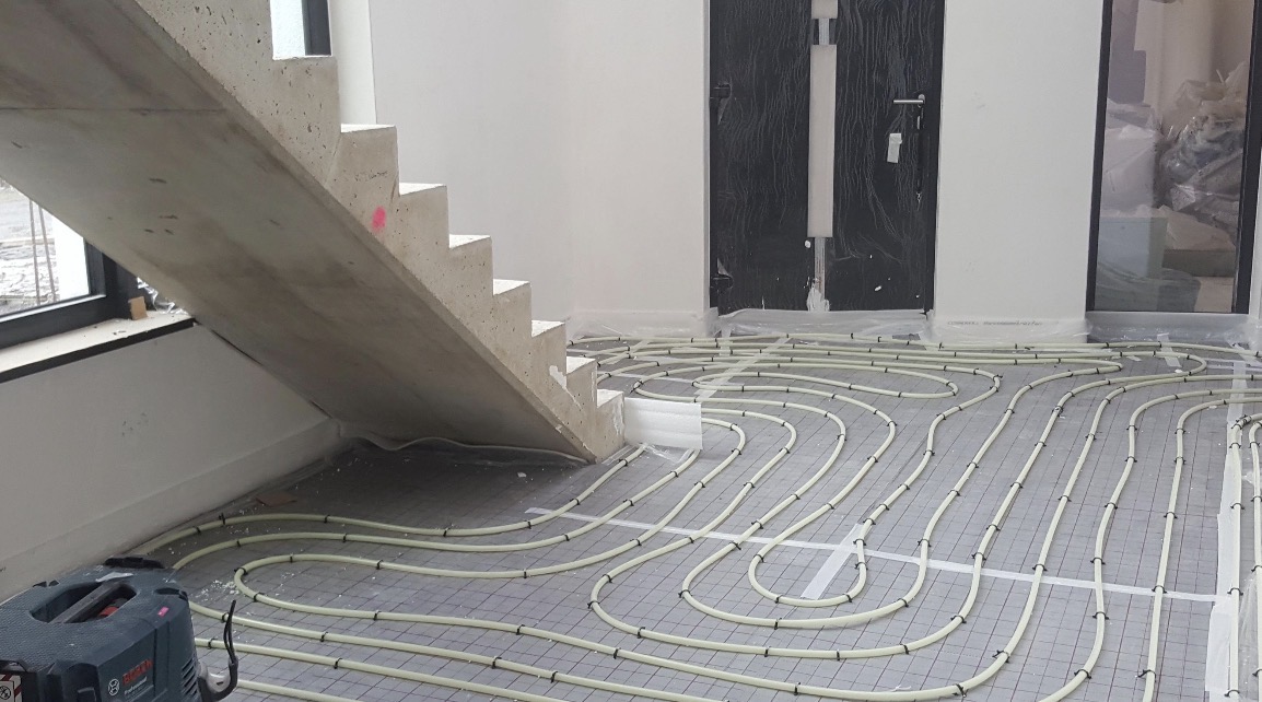 Tubagem de chão radiante em fase de instalação
