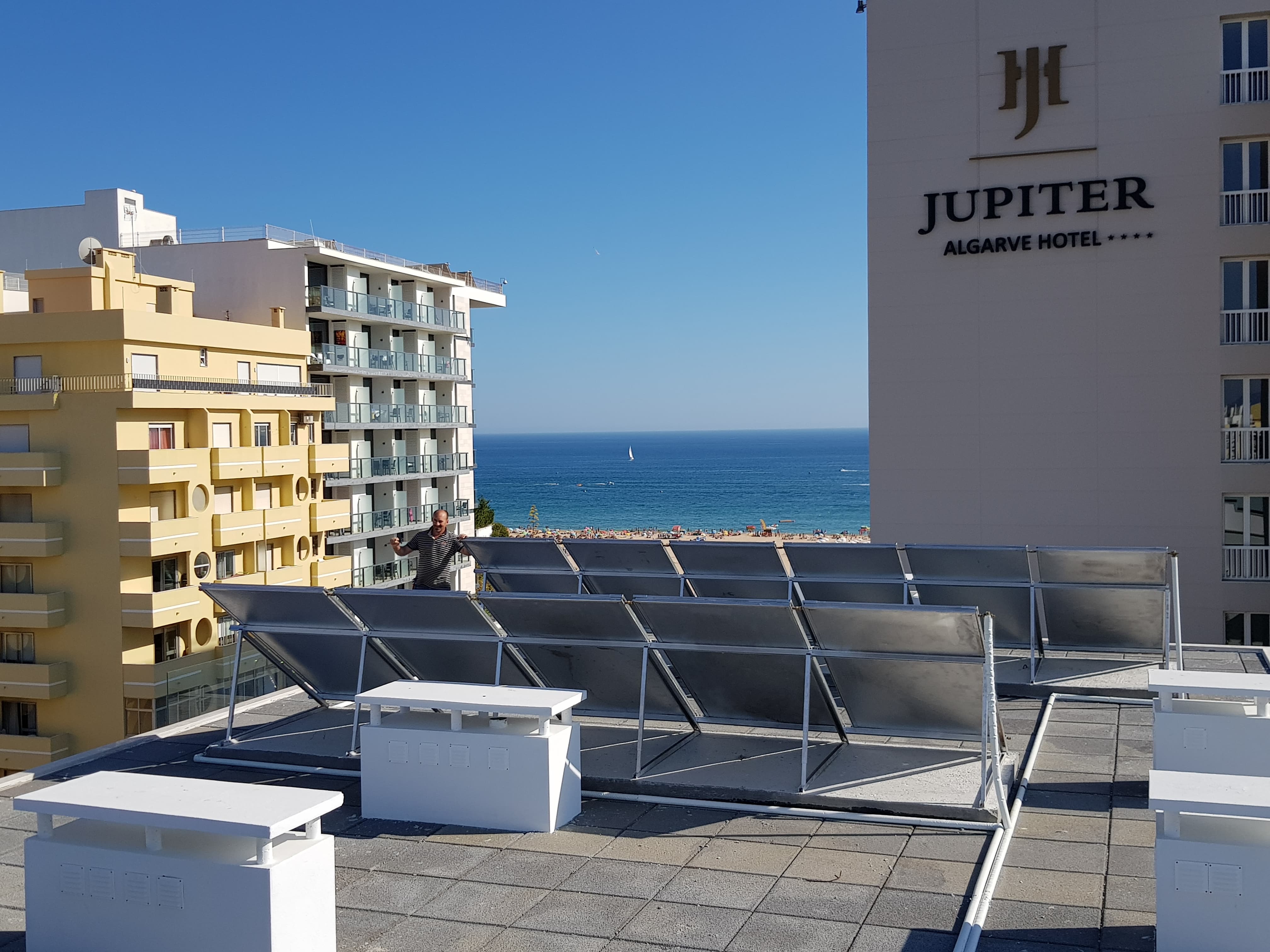 Edifício Jupiter com coletores solares