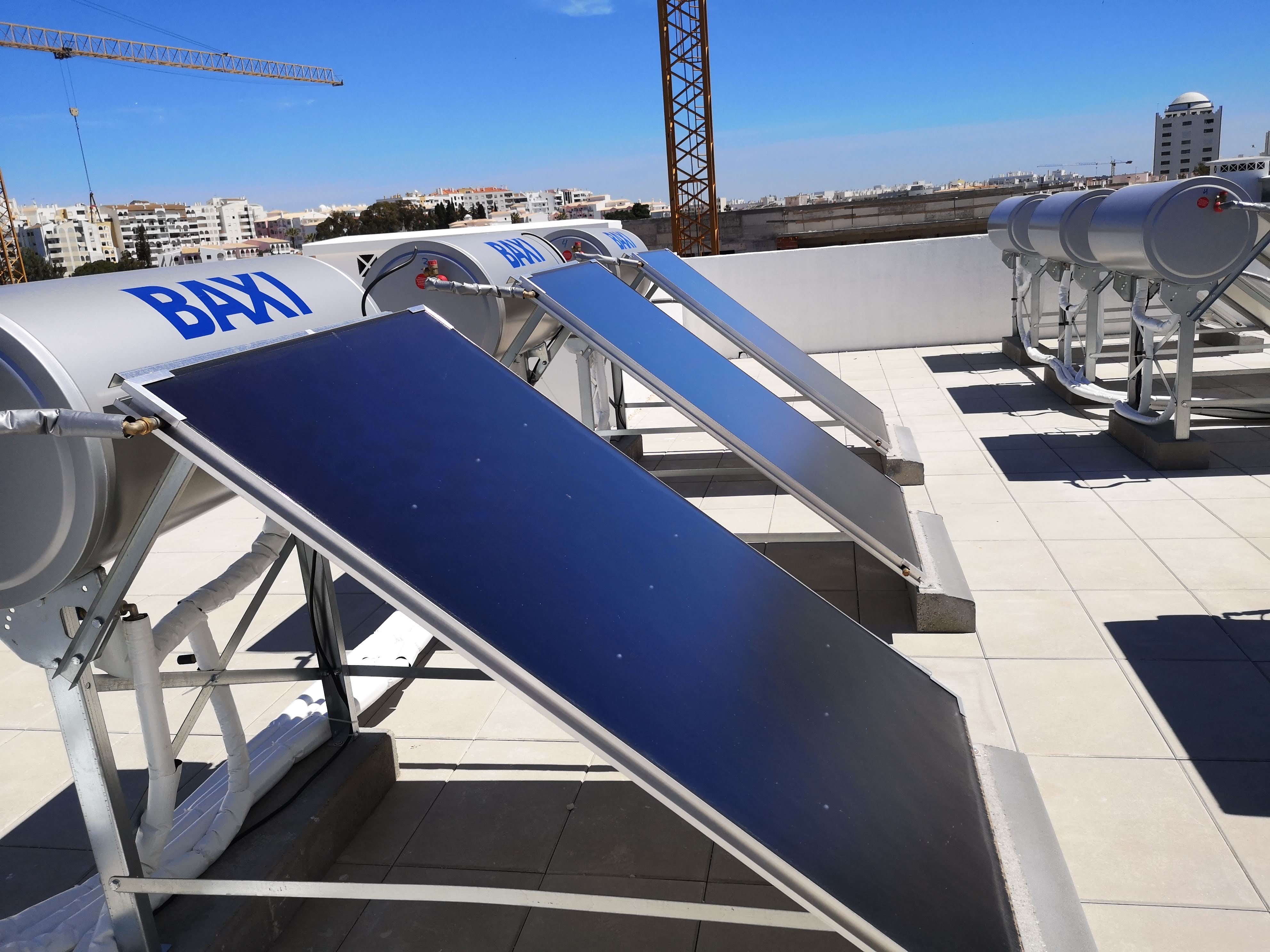 Instalação solar BAXI em edifício urbano