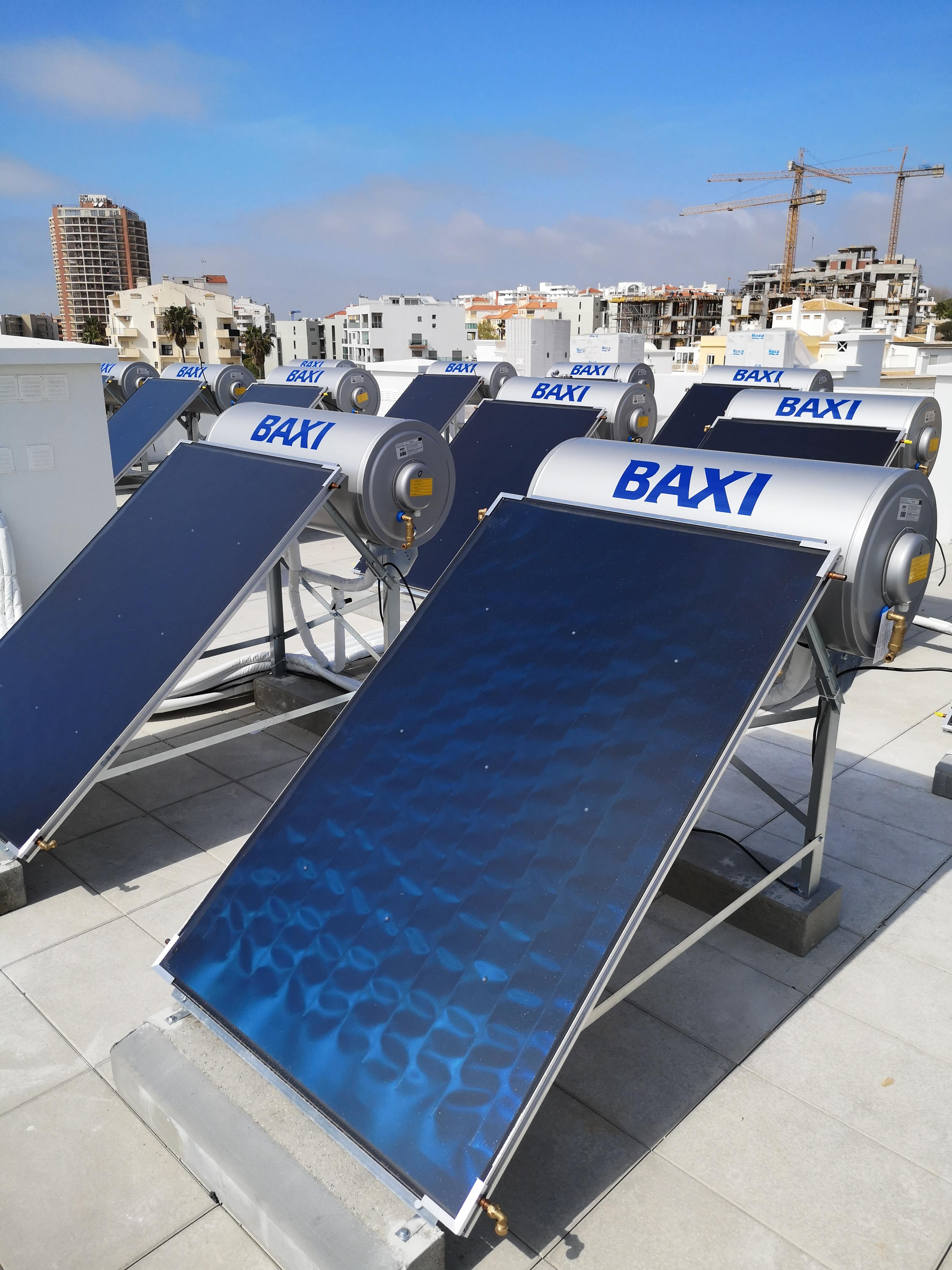 Múltiplos coletores solares em cobertura