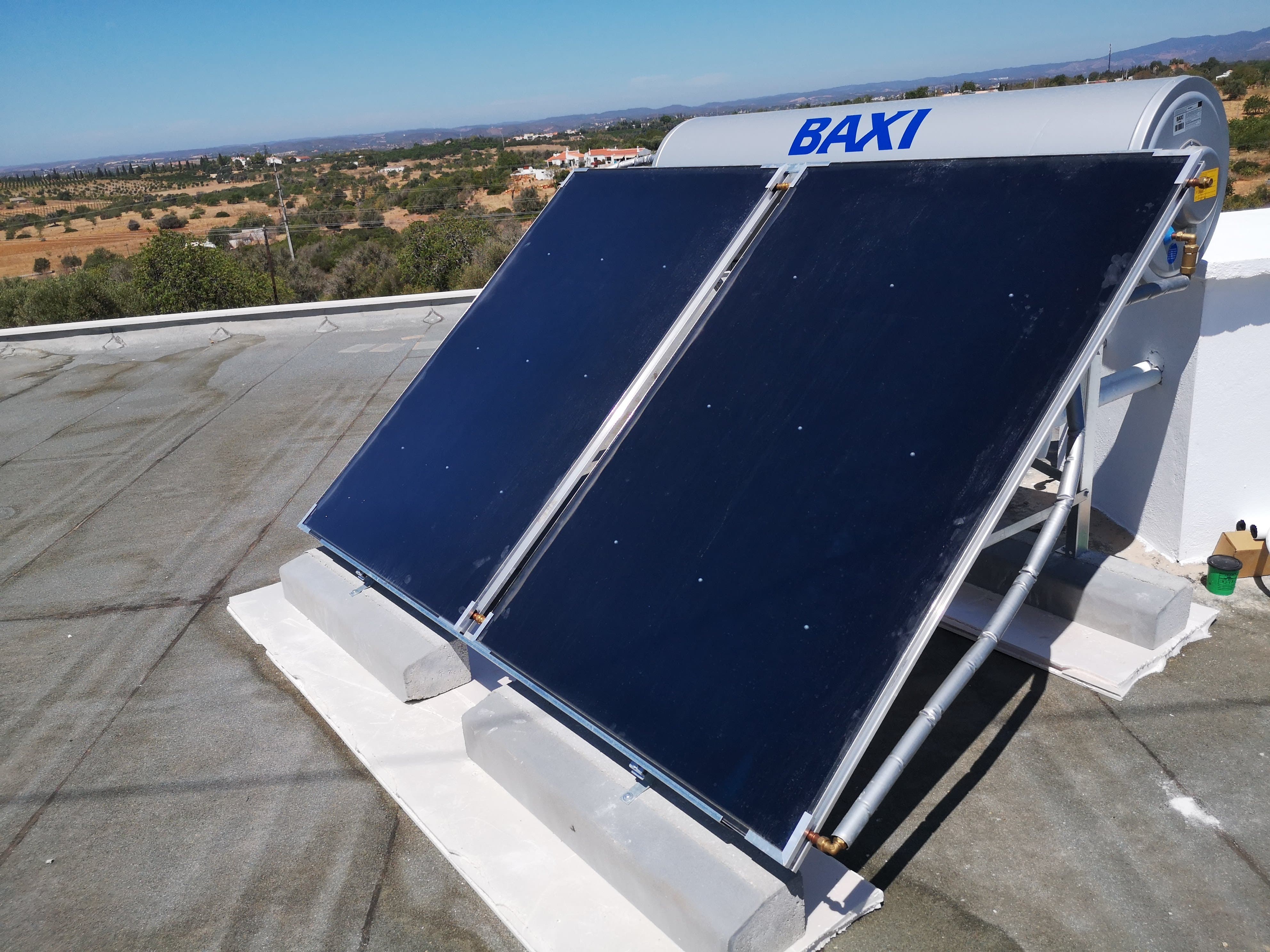 Coletor solar BAXI, paisagem algarvia