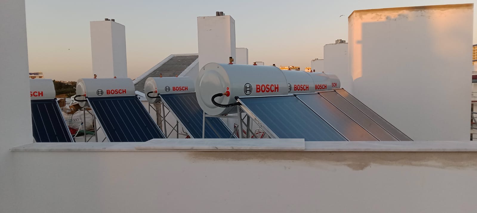 Bateria de coletores solares Bosch em cobertura